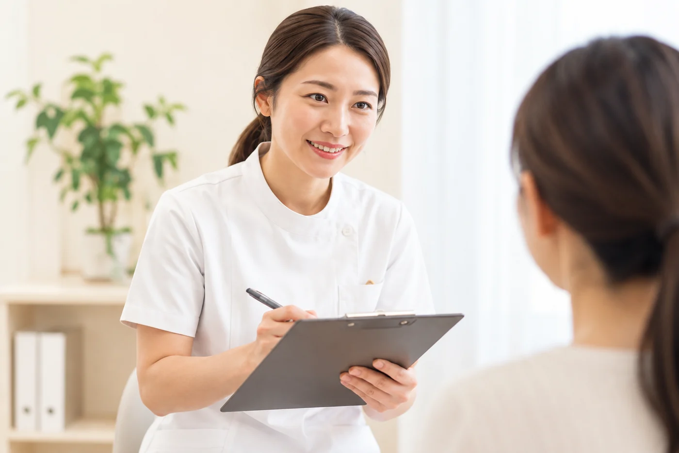 カウンセリングで丁寧に話を伺うイメージ