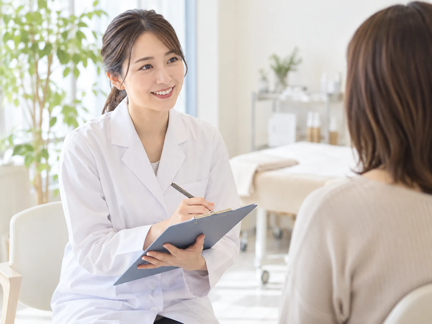 白衣の女性がカウンセリングを行う様子
