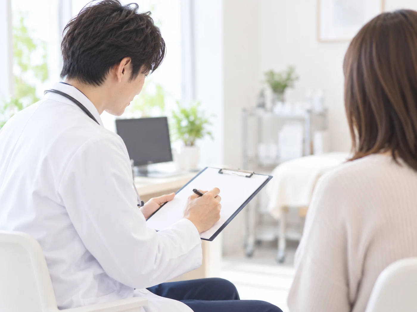 医療機関で問診を行う様子