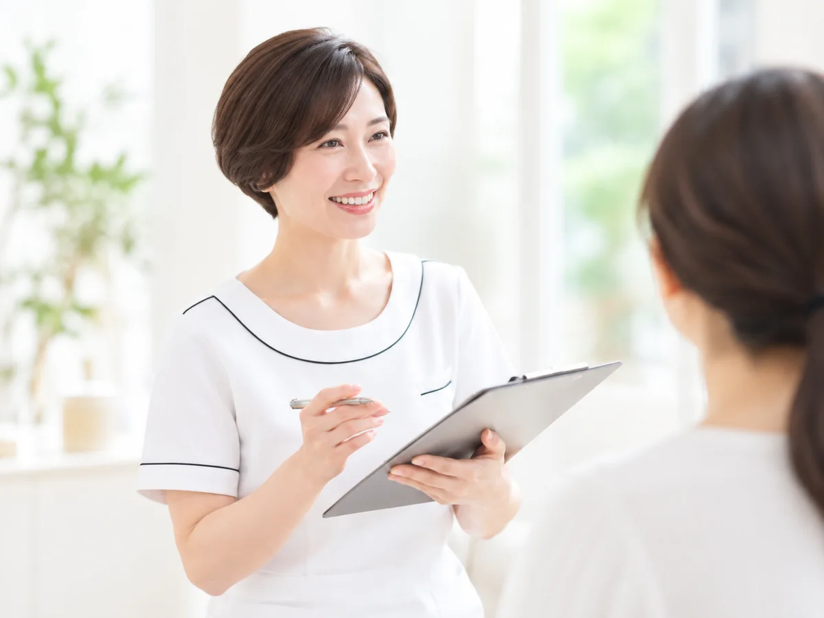 女性スタッフがカウンセリングを行う様子