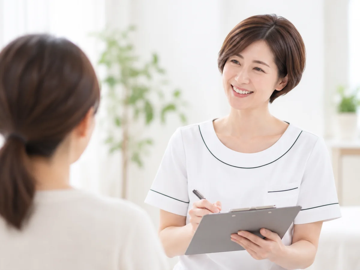 女性スタッフがお客様の相談を伺う様子