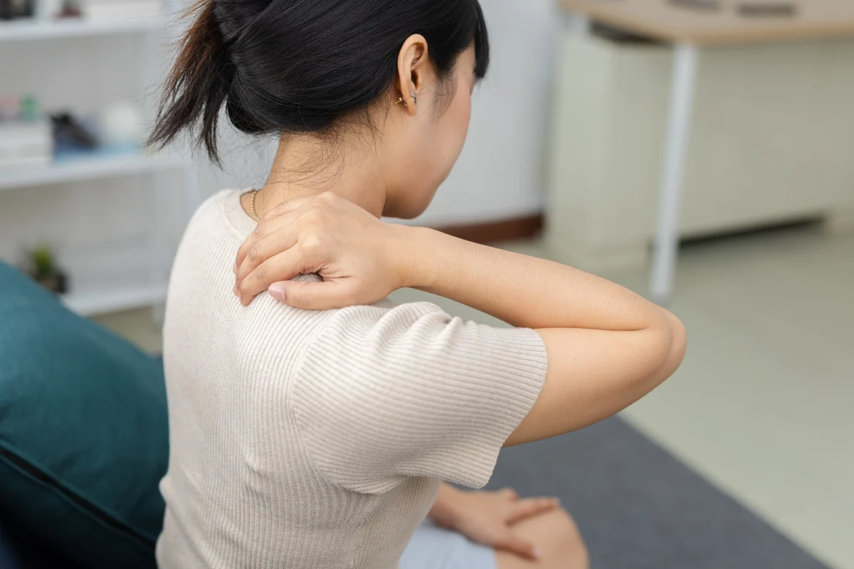 肩や首のこりを気にする女性